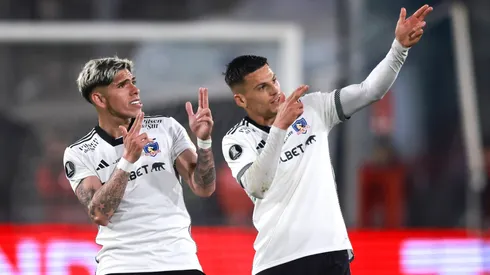 Carlos Palacios y Lucas Cepeda festejan el gol de Colo Colo en la ida de los cuartos de final ante River.