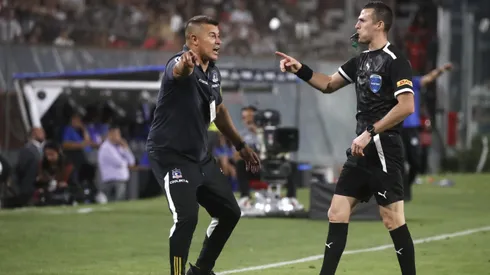 Jorge Almirón reclamando a Andrés Matonte en el partido de Colo Colo ante Godoy Cruz.