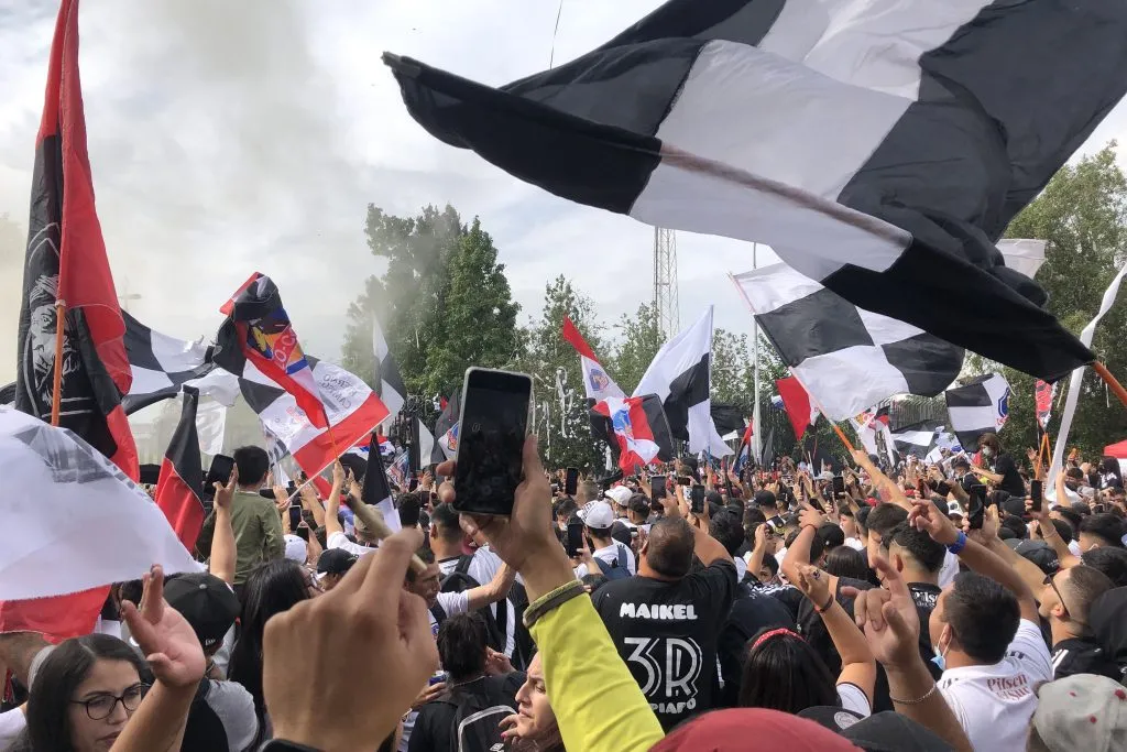 Este domingo los Albos tendrán el apoyo de sus hinchas en el Monumental y el aeropuerto | Foto: Photosport