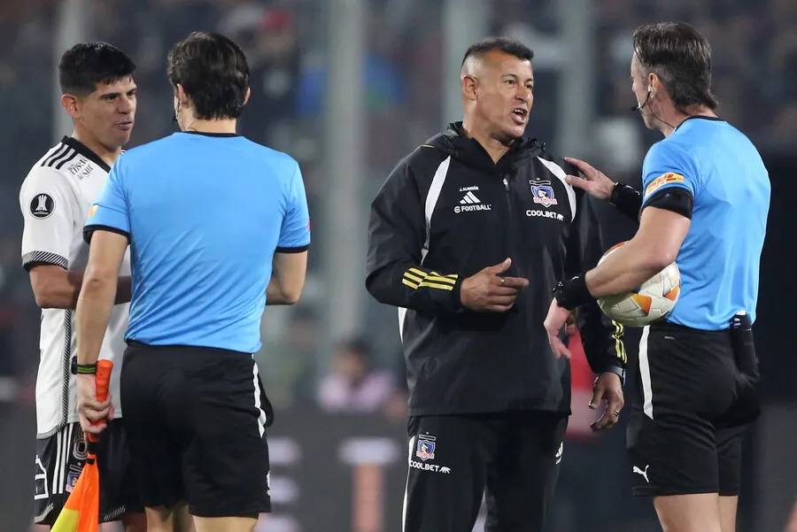 Jorge Almirón ya tiene un plan para el duelo con River Plate. Imagen: Jonnathan Oyarzun/Photosport