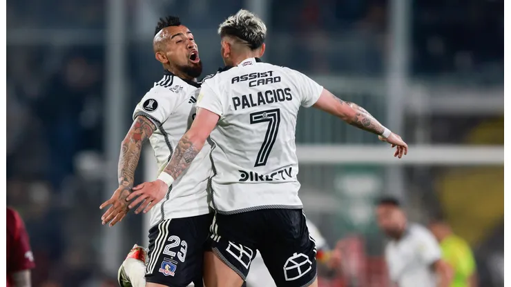 Carlos Palacios y Arturo Vidal festejan el gol de Colo Colo ante River en el juego de ida de los cuartos de final de la Copa Libertadores 2024.