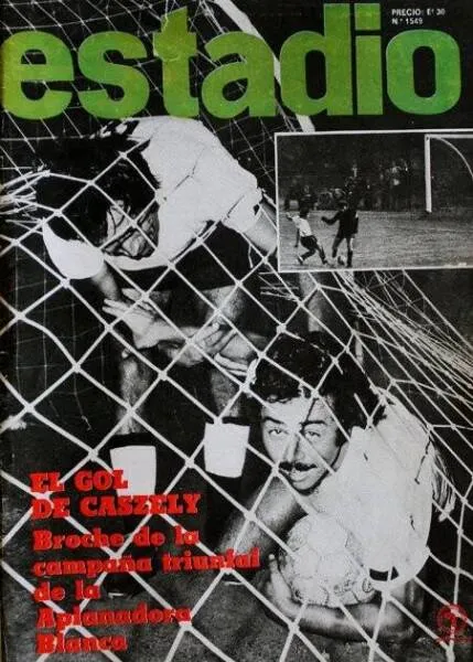 Caszely en el arco tras su golazo a Emelec en 1973 | Foto: Revista Estadio