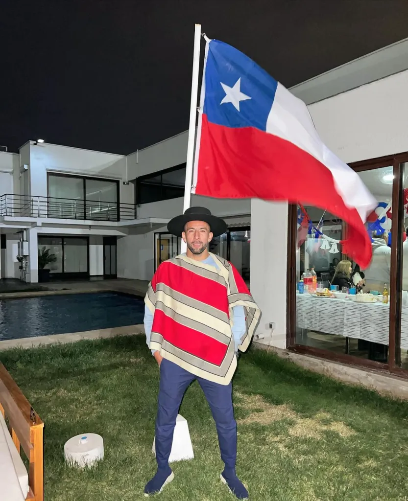 Mauricio Isla celebra su primer 18 de septiembre como jugador de Colo Colo.