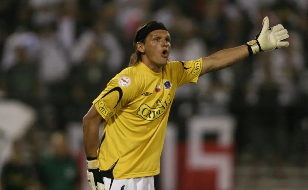 Terremoto Cejas con la camiseta de Colo Colo