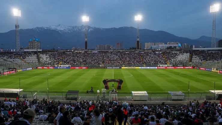 Hinchas de Colo Colo le tocan la oreja a River Plate.