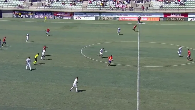 Bryan Soto prueba de larga distancia para el casi gol de Copiapó.