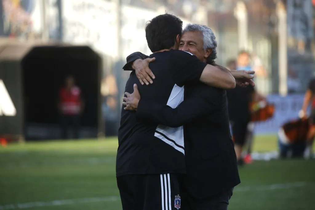 Néstor Gorosito saludando a Gustavo Quinteros. (Foto: Photosport)