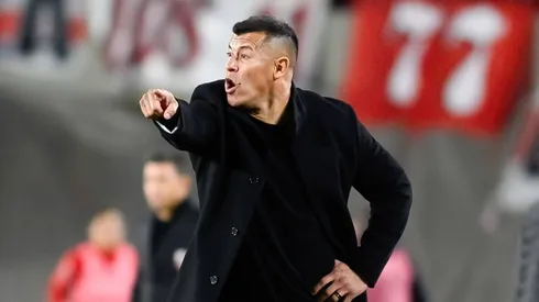 Jorge Almirón enfrenta una vez más a River, un viejo conocido.