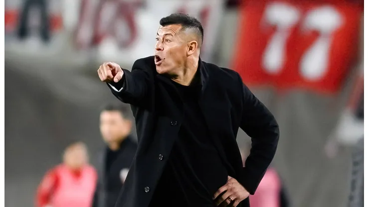 Jorge Almirón enfrenta una vez más a River, un viejo conocido.