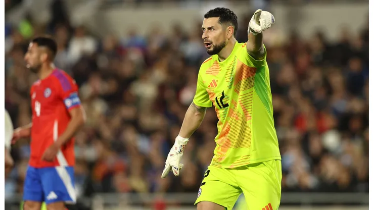 Gabriel Arias atajó ante Argentina tras el retiro de Claudio Bravo.