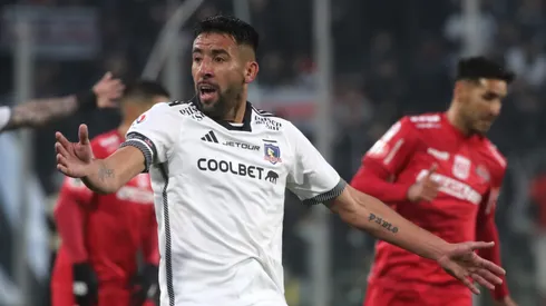 Mauricio Isla trabaja como volante en Colo Colo. | Imagen: Photosport.