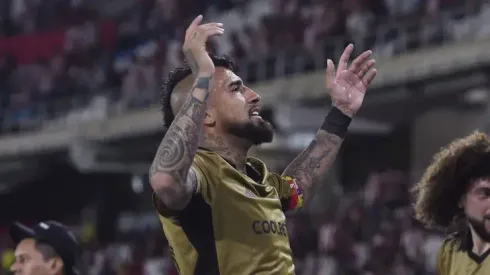 Vidal arenga a sus compañeros tras la derrota ante Magallanes