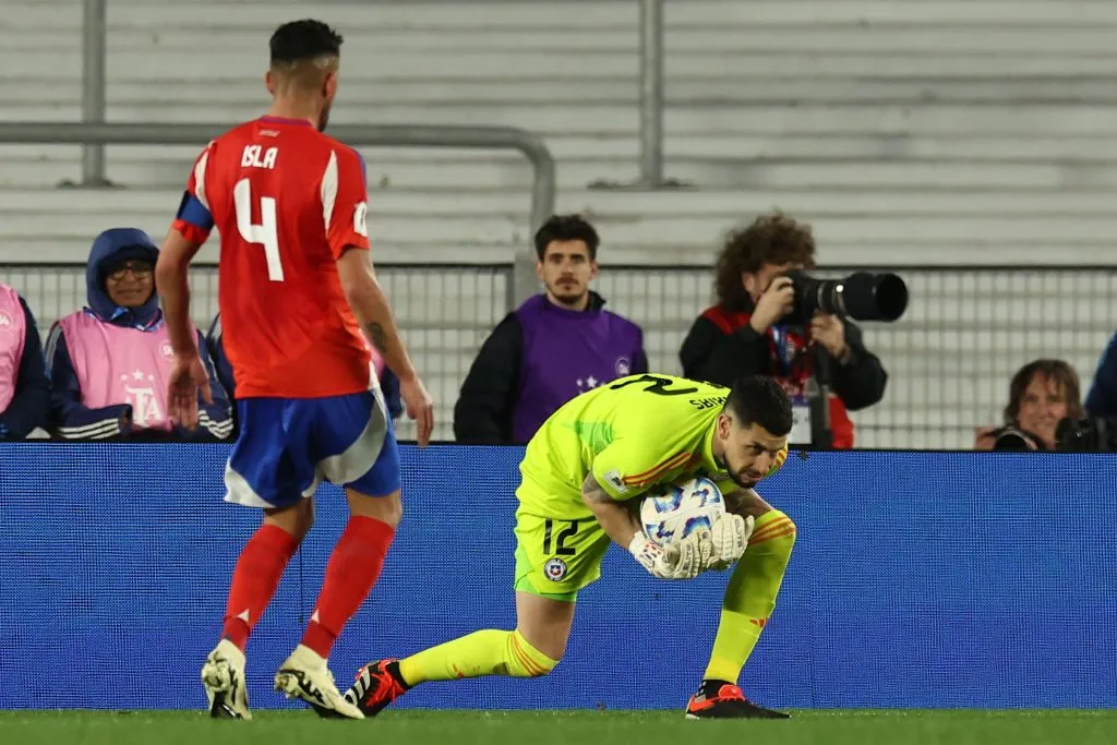 Mauricio Isla comandó a la Roja en Buenos Aires.