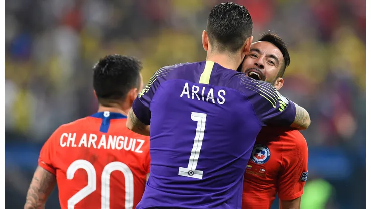 Gabriel Arias junto al colocolino Mauricio Isla. El arquero de Racing Club vuelve a tener su oportunidad en La Roja.
