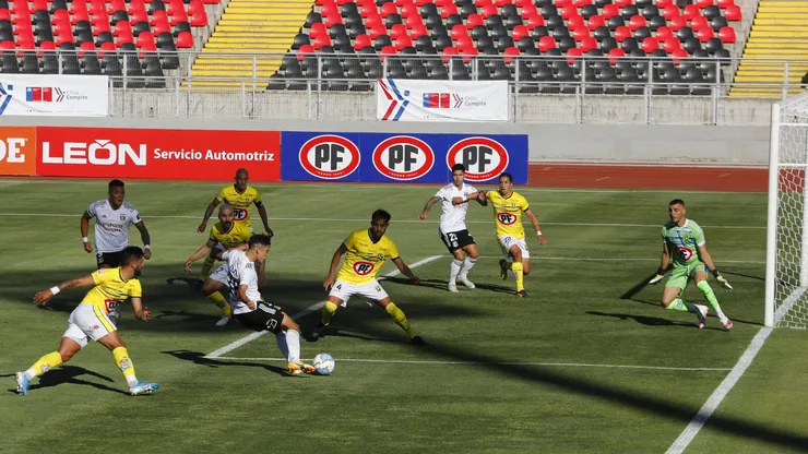 Pablo Solari le anota el histórico gol a Universidad de Concepión.