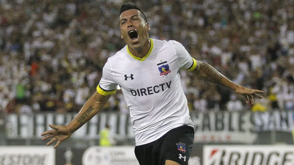 Esteban Paredes con la camiseta de Colo Colo