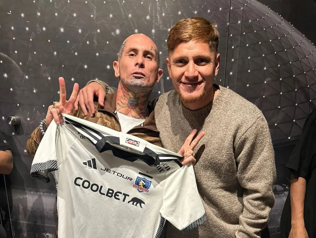 Leo Gil y Emanuel Noir con la camiseta de Colo Colo.