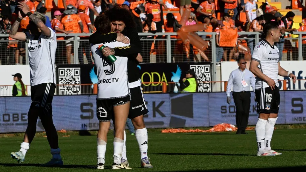 Maximiliano Falcón junto al autor del gol, Leonardo Gil. Imagen: Photosport.