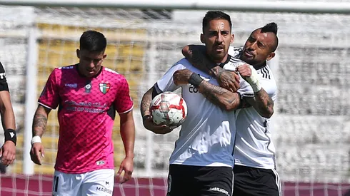 Javier Correa y Arturo Vidal festejan el gol del argentino en la victoria ante Palestino.