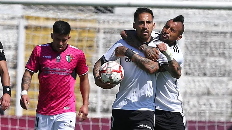 Javier Correa y Arturo Vidal festejan el gol del argentino en la victoria ante Palestino.