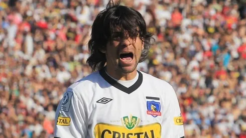 Lucas Wilchez jugando con la camiseta de Colo Colo