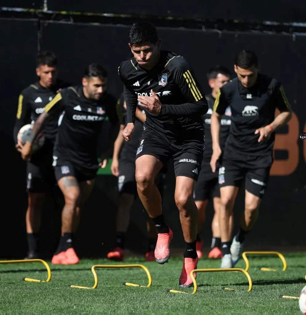 Esteban Pavez entrenando junto a sus compañeros. (Foto: Colo Colo)