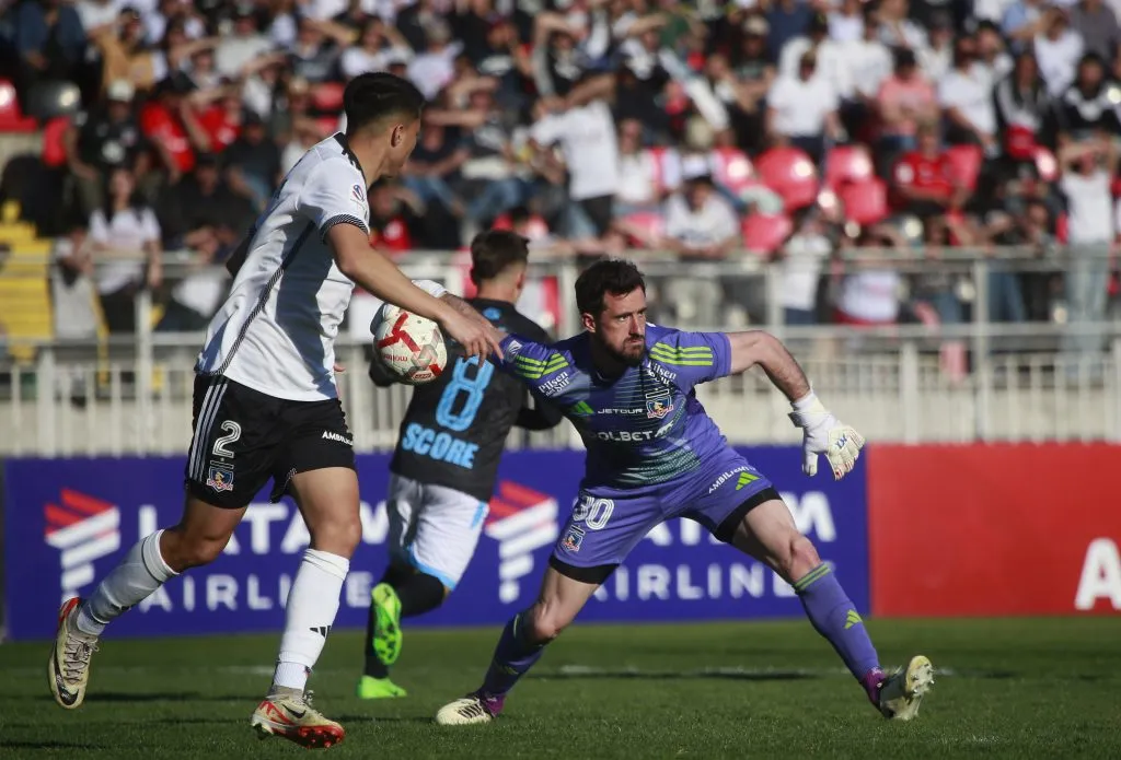 Colo Colo enfrentándose a Magallanes en el duelo de ida. (Foto: Photosport)
