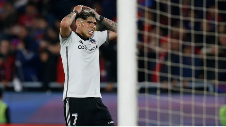 Alarma en Colo Colo: Carlos Palacios sufre lesión y es trasladado a recinto asistencial.