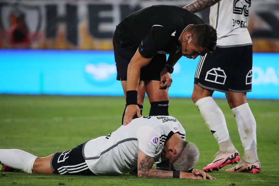 Carlos Palacios sufre lesión en el entrenamiento de Colo Colo. Imagen: Jonnathan Oyarzun/Photosport
