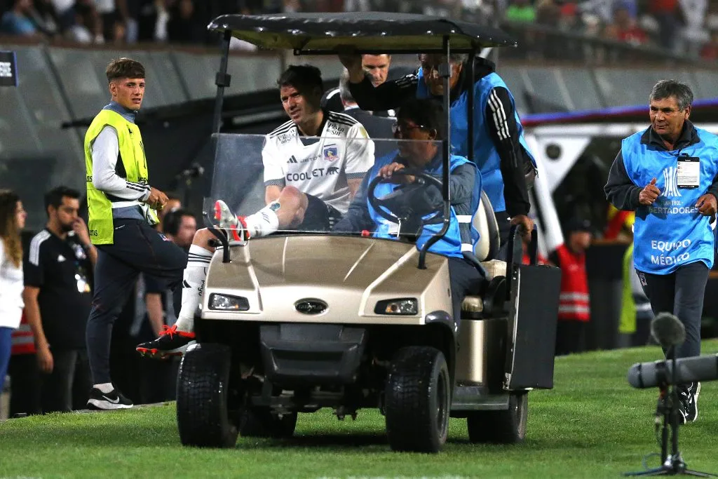 César Fuentes saliendo lesionado en el partido con Sportivo Trinidense. (Foto: Photosport)