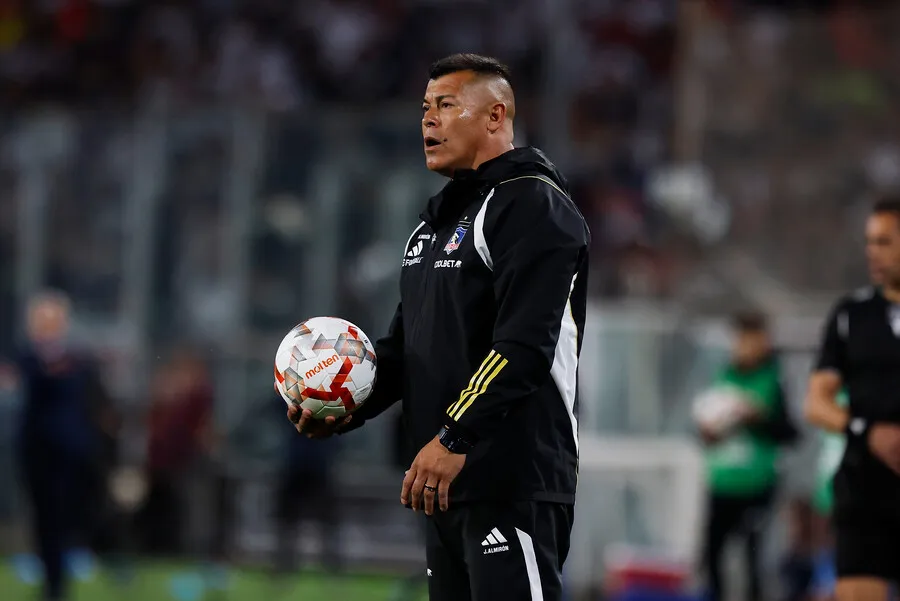 Jorge Almirón y un nuevo conflicto con el Tribunal de Disciplina. Imagen: Pepe Alvujar/Photosport