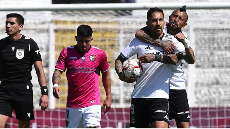 Con dedicación a la U: la celebración en el camarín de Colo Colo tras nueva victoria.