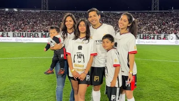 Matías Fernández y su familia en la despedida del crack