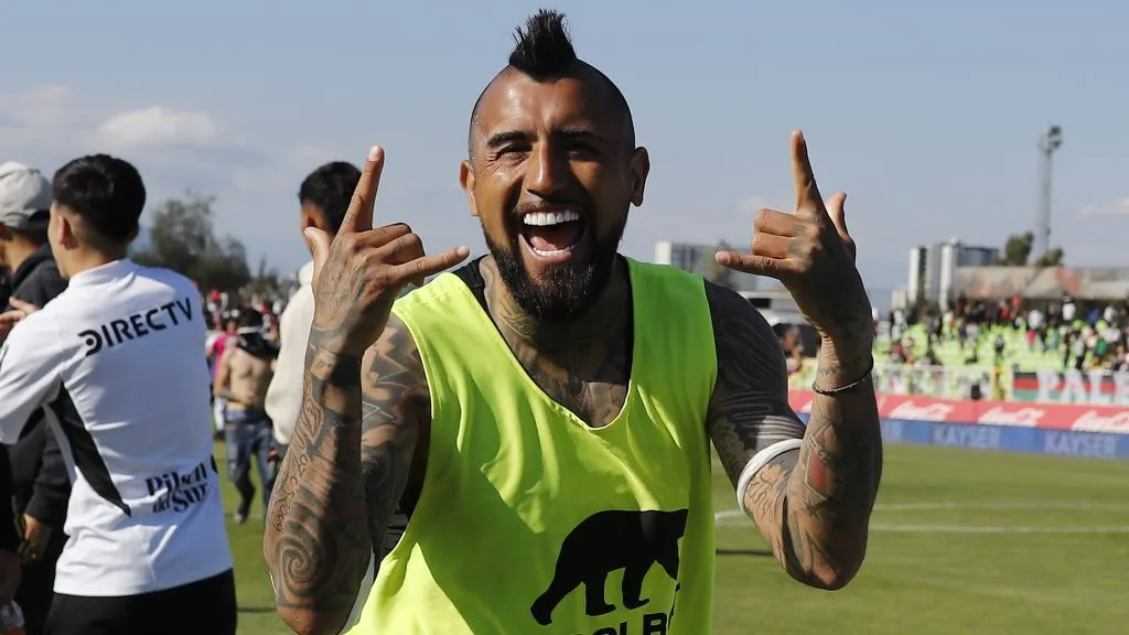Arturo Vidal es colocolino hasta para votar