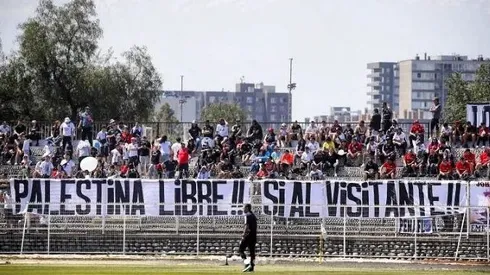 El lienzo que colgaron hinchas de Colo Colo durante el partido ante Palestino, en La Cisterna, en 2023.