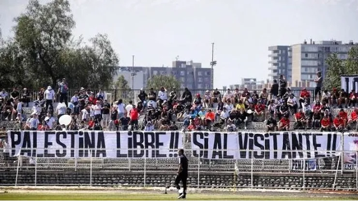 El lienzo que colgaron hinchas de Colo Colo durante el partido ante Palestino, en La Cisterna, en 2023.