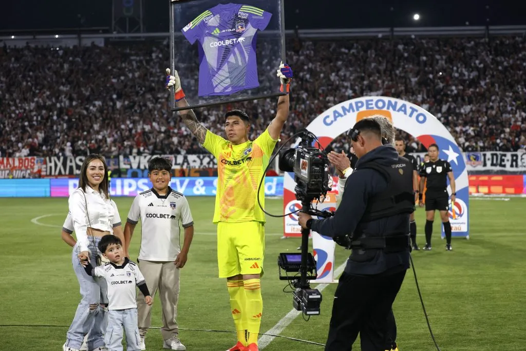 Brayan Cortés recibiendo su camiseta por los 200 partidos en Colo Colo. (Foto: Photosport)