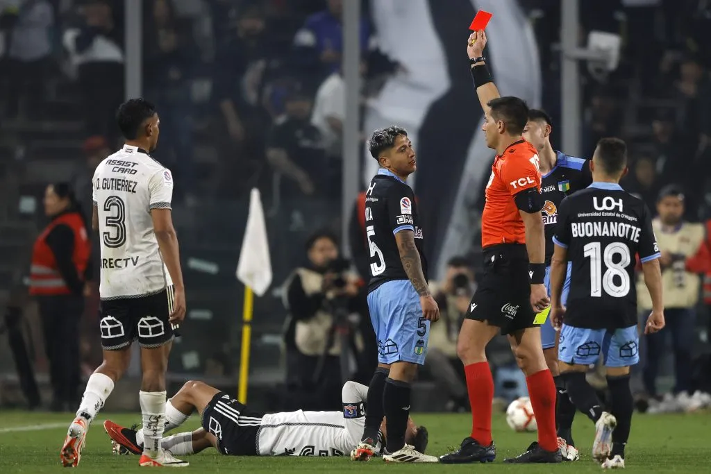 Mathias Riquelme arbitrando en el partido de Colo Colo vs O’Higgins. (Foto: Photosport)