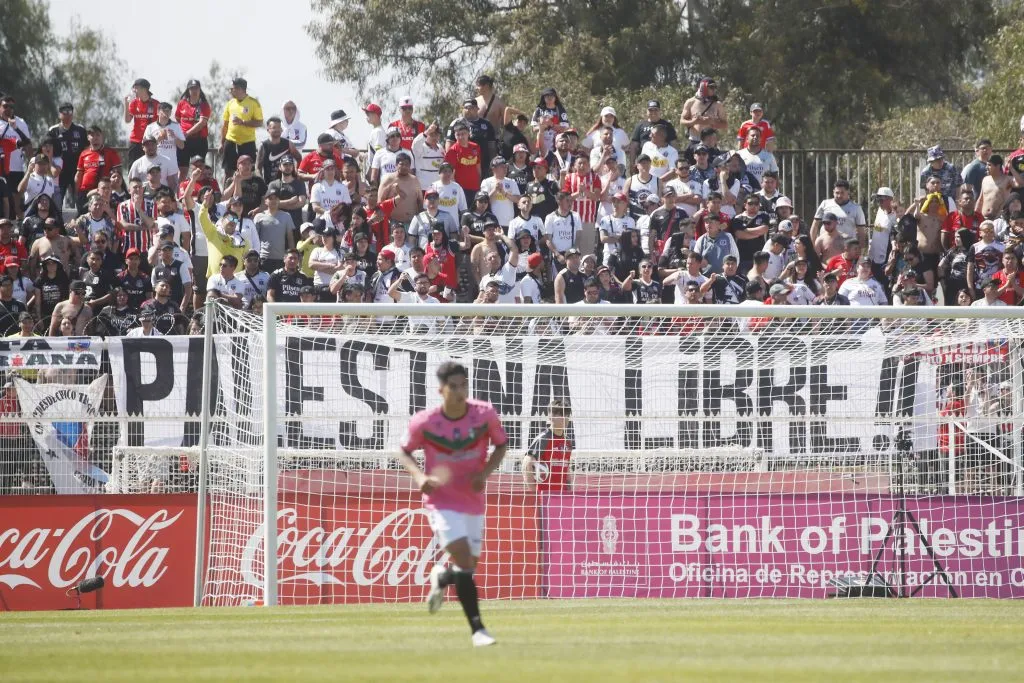 Los hinchas de Colo Colo en el Estadio Municipal de La Cisterna. (Foto: Photosport)