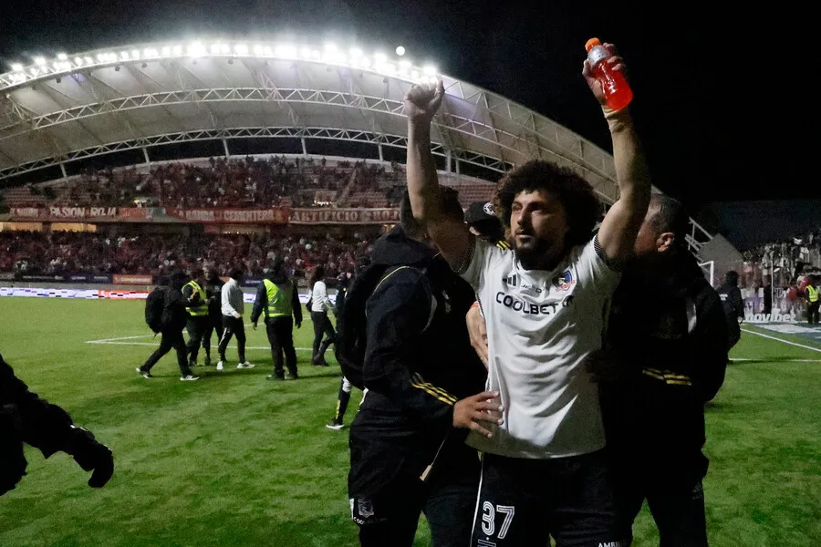 Maximiliano Falcón celebrando tras el triunfo de Colo Colo ante Calera. Imagen: Andres Pina/Photosport