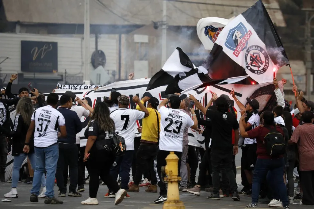 Hinchas de Colo Colo en las afueras del Nicolás Chahuán en La Calera. (Foto: Photosport)