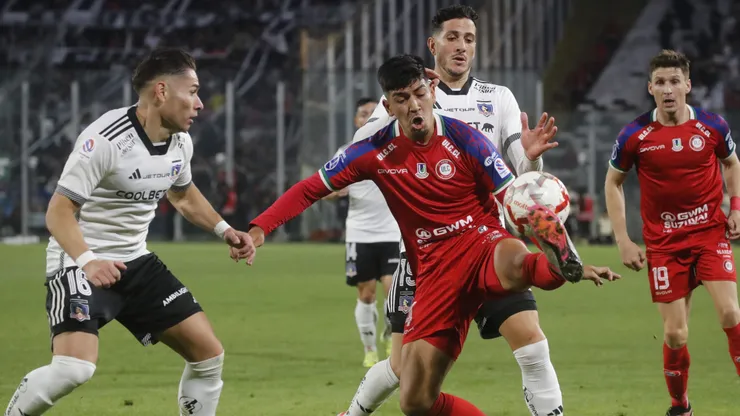 Colo Colo se pone al día en el Campeonato Nacional frente a Unión La Calera.