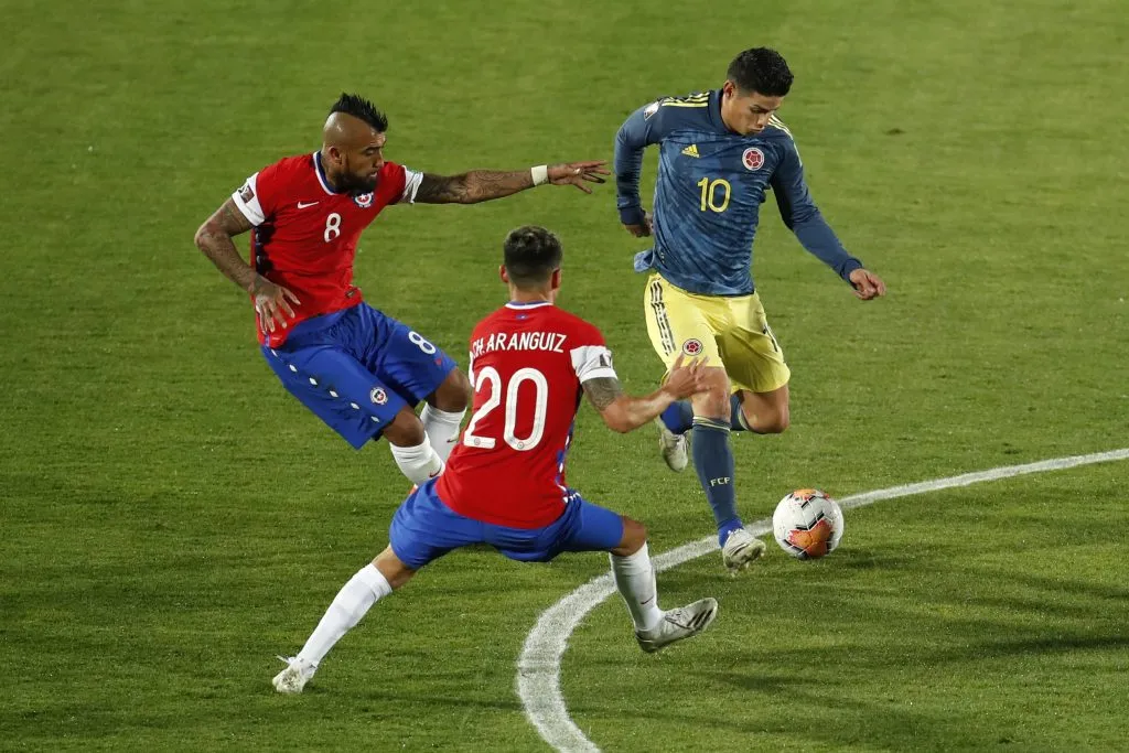 Arturo Vidal y James Rodríguez enfrentándose a nivel de selecciones. (Foto: Getty Images)