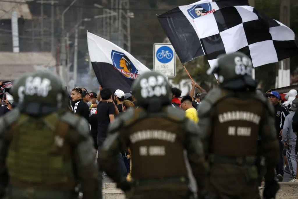 Hinchas de Colo Colo en las afueras del recinto deportivo calerano en el 2023. (Foto: Photosport)