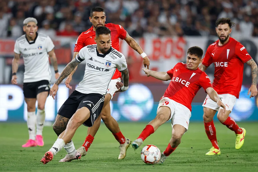 Javier Correa no entrenó en el equipo titular de Colo Colo. Imagen: Pepe Alvujar/Photosport