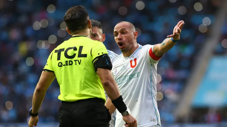 Los cobros arbitrales que favorecieron a la U y que sus hinchas no recuerdan.