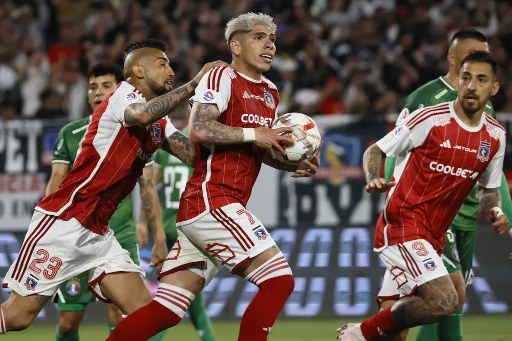 Arturo Vidal, Carlos Palacios y Javier Correa en partido de Colo Colo. (Foto: Photosport)