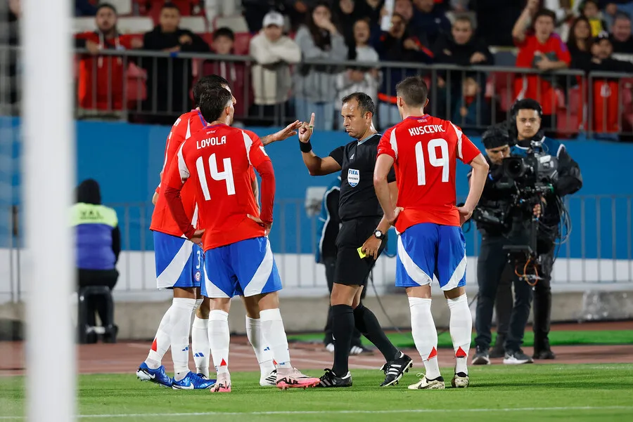 Chile igualó ante Brasil en el Estadio Nacional con polémico tanto brasileño.Imagen: Pepe Alvujar/Photosport
