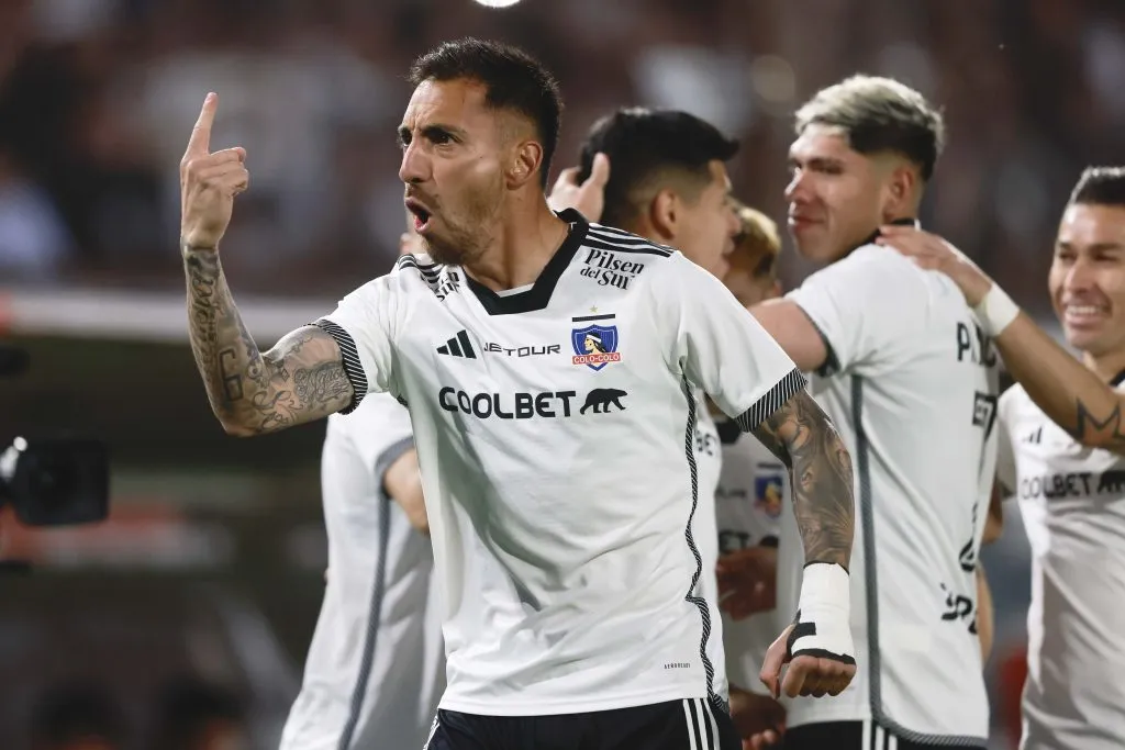 Javier Correa celebra su presente en Colo Colo