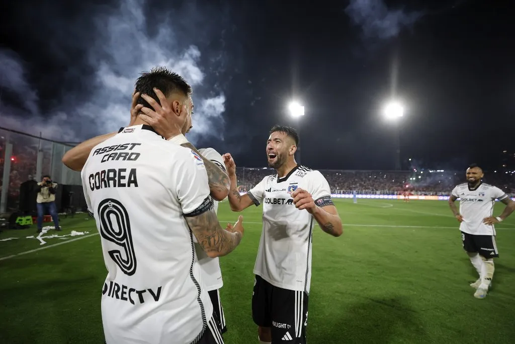 Javier Correa celebrando su gol frente a la UC. (Foto: Photosport)